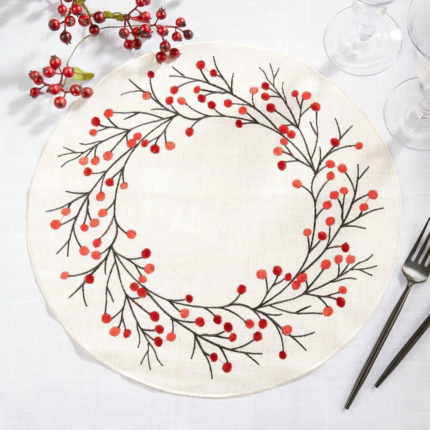 9214 - Embroidered Berry 15" Round Placemat