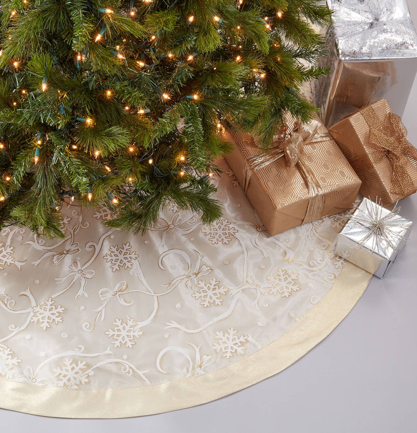 Snowflake & Ribbon Gold Border Christmas Tree Skirt