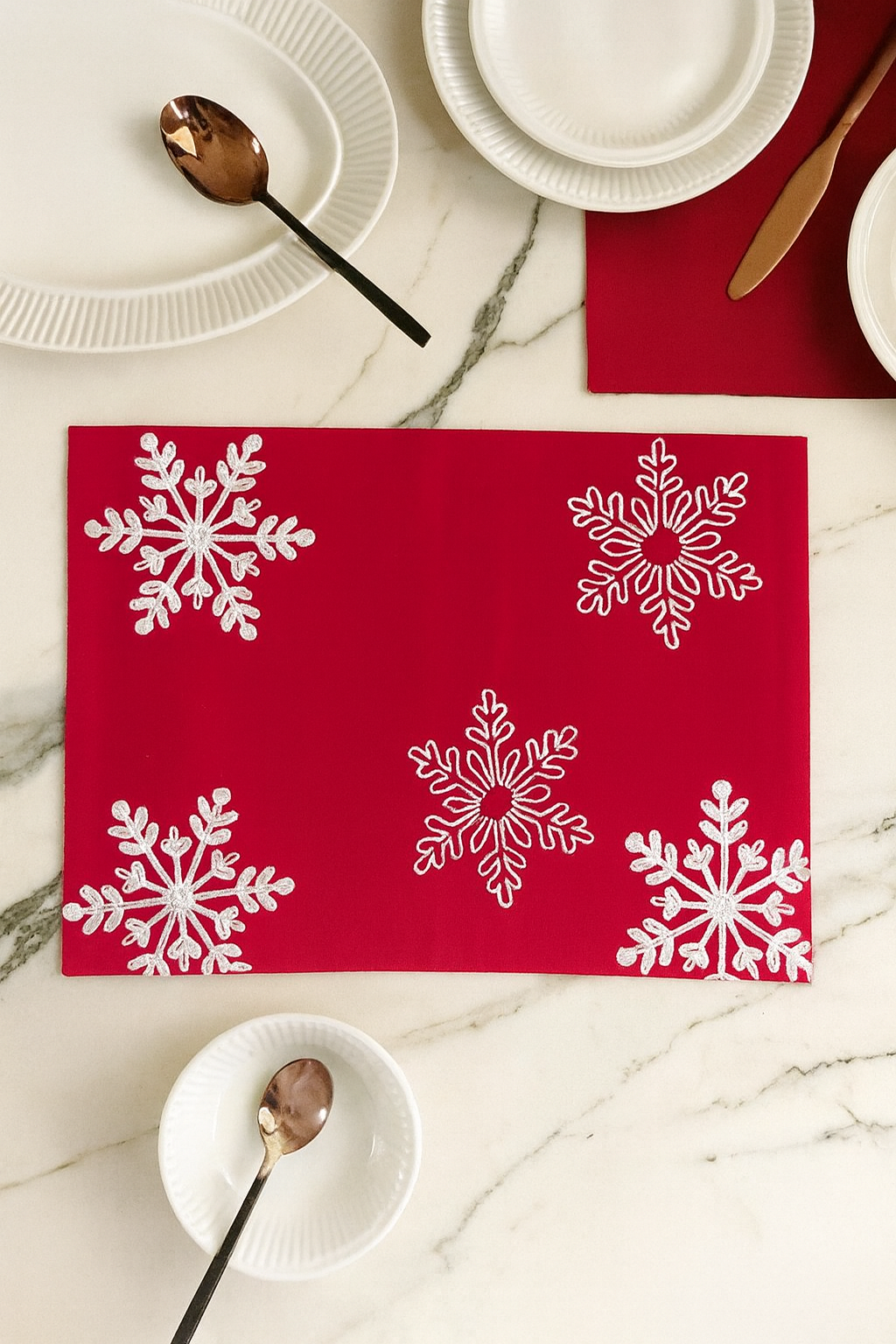 70196 - Embroidered White Snowflake Red Placemat