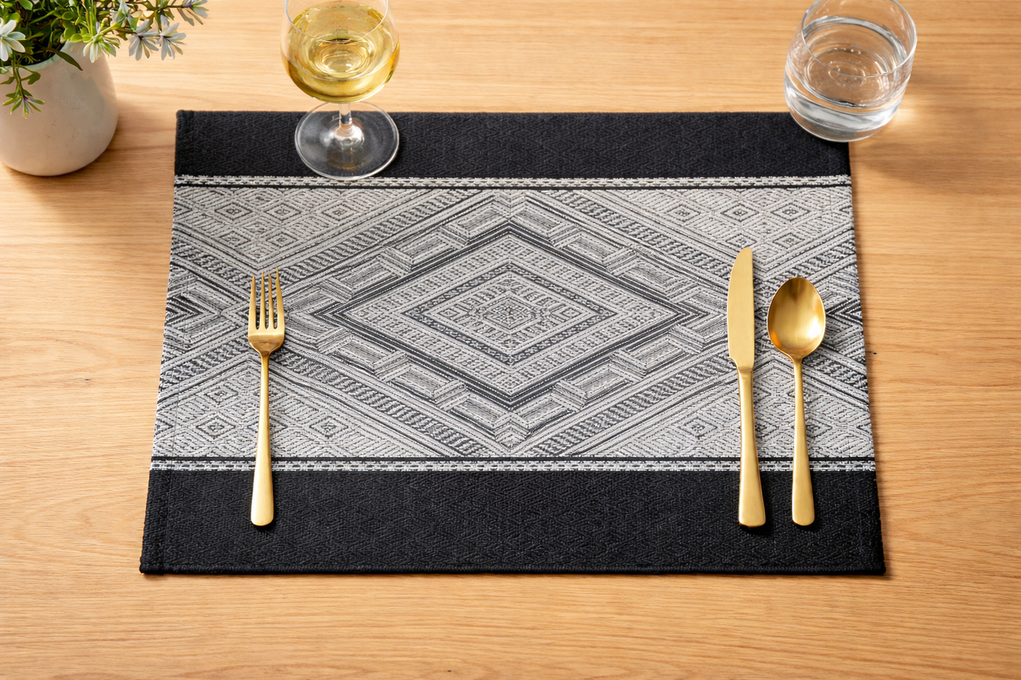Black Diamond Pattern Cotton Blend 14"x20" Placemat